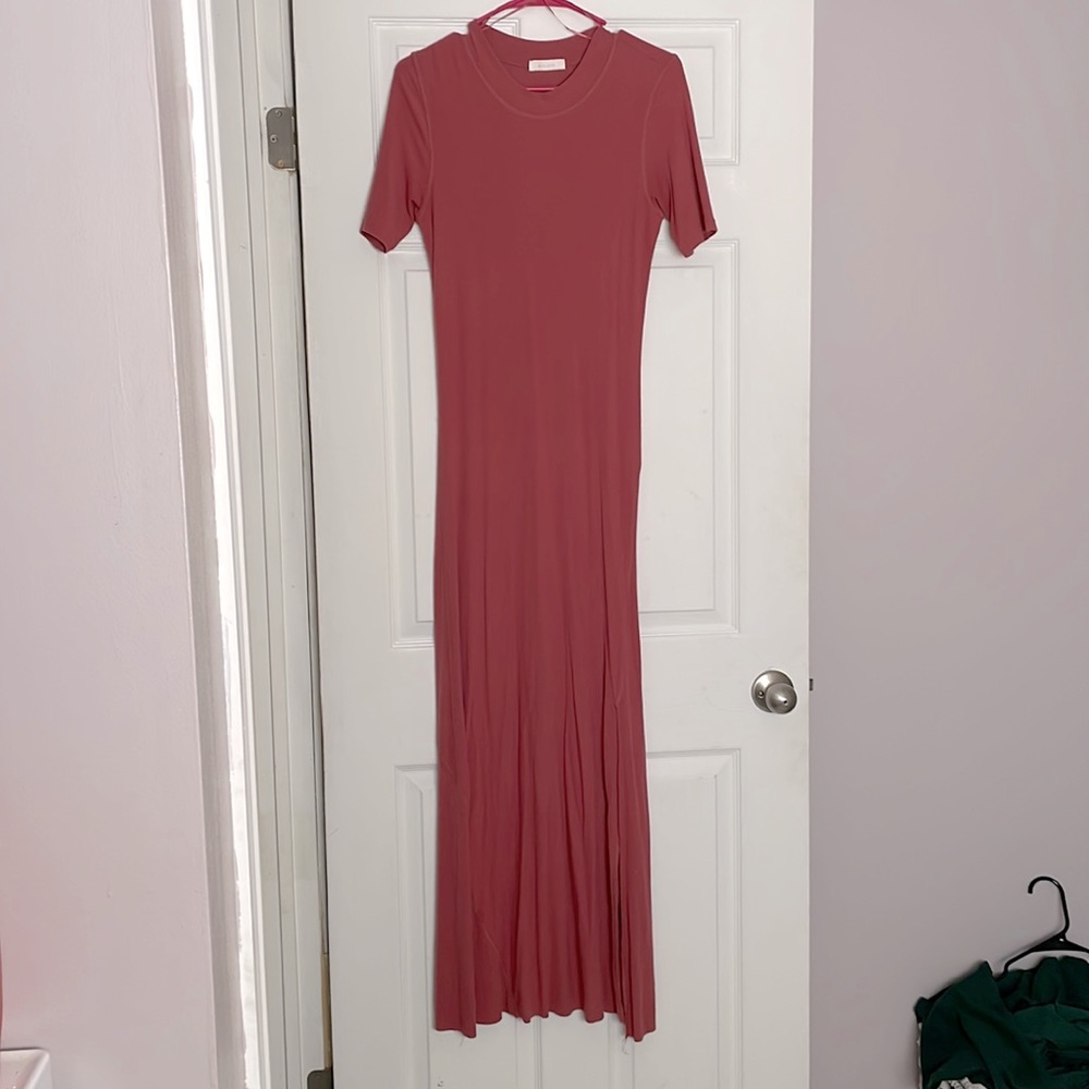 Lulus dusty rose ribbed tshirt maxi dress with slit.